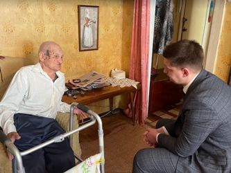 Александр Бондаренко вручил ветерану памятный подарок